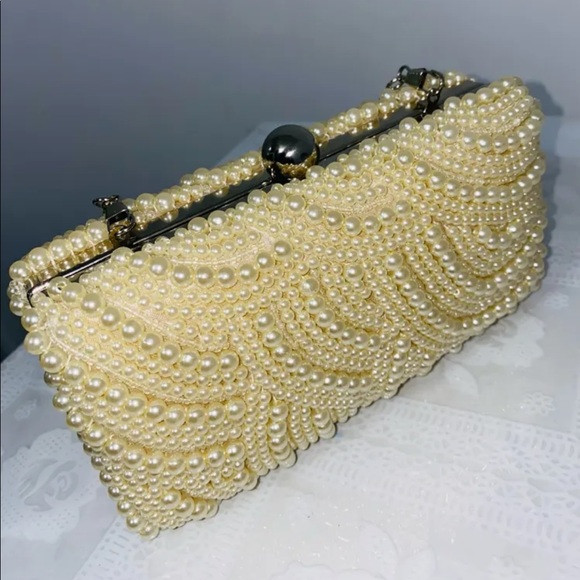 Absolutely stunning and well made beaded clutch - Picture 2 of 6